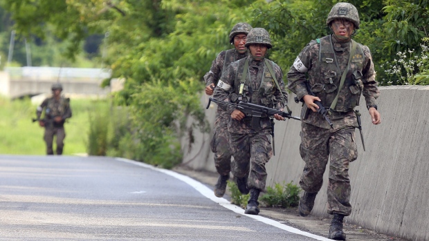 South Korean soldiers run during a training exercise. (Yonhap)