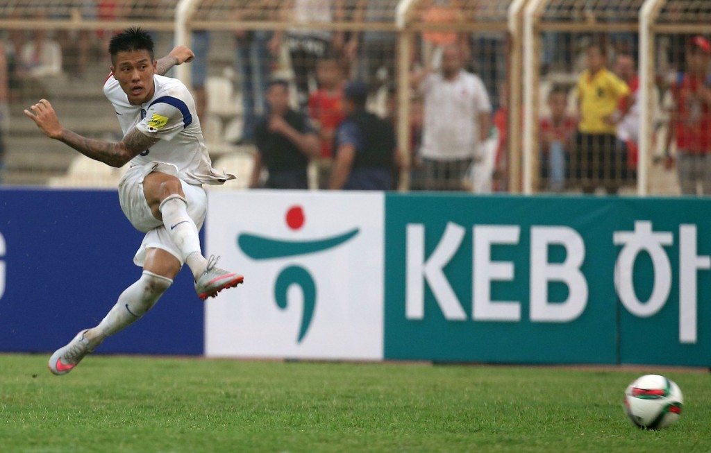 Suk Hyun-jun takes a shot against Lebanon. He did not score in the game, but drew the foul which led to the first goal. Jang Hyun-soo converted the penalty kick. (Yonhap)