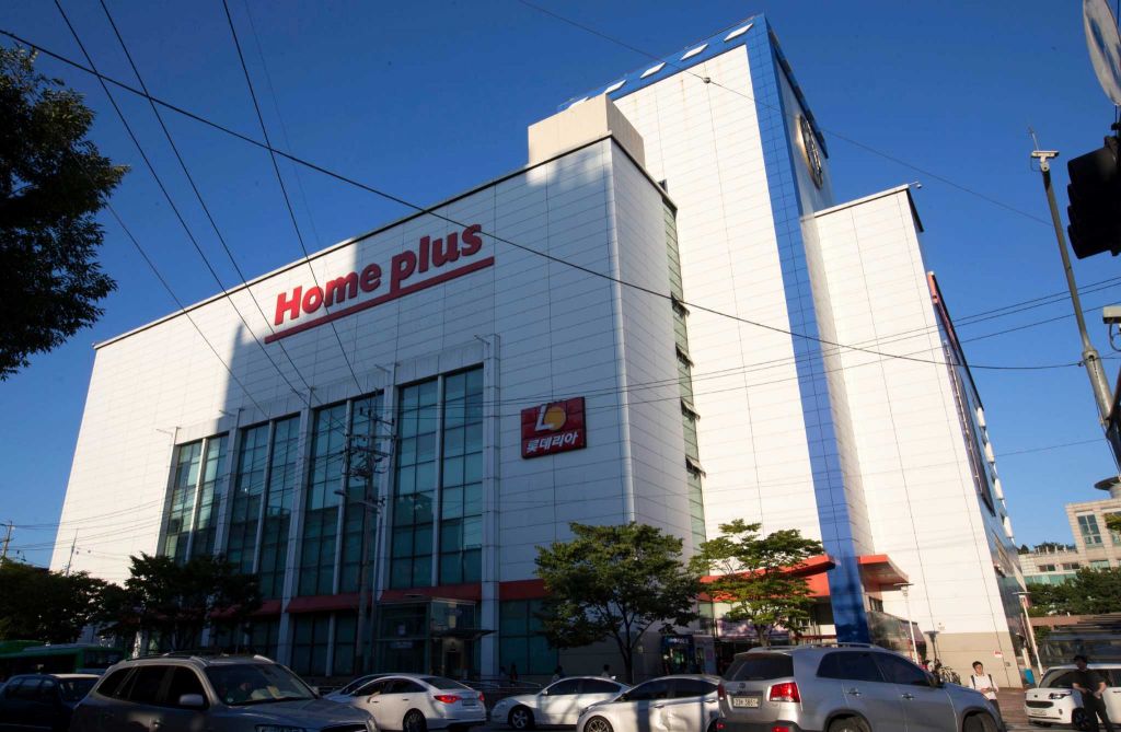 A branch of South Korea's second-largest retailer Homeplus owned by Tesco PLC is seen in Seoul, South Korea, Monday, Sept. 7, 2015. British retailer Tesco agreed Monday to sell its South Korean retail business to a locally-led consortium in a deal worth about $6 billion. (Yun Dong-jin/Yonhap via AP)