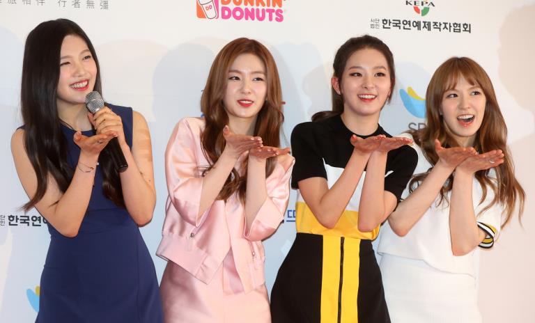 Red Velvet, a girl group likely to succeed S.M. Entertainment's Girls' Generation, poses at the 2015 Dream Concert at Seoul World Cup Stadium on May 23, 2015. (Yonhap)