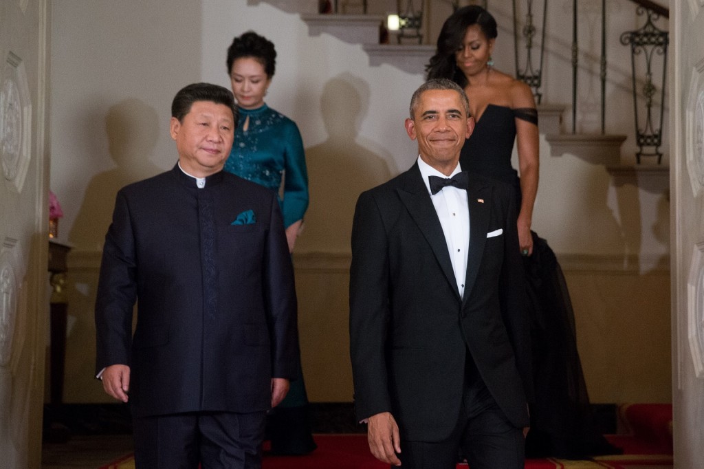 President Barack Obama, Chinese President Xi Jinping, first lady Michelle Obama and Jinping's wife Peng Liyuan descend the Grand Staircase as they arrive for a State Dinner, Friday, Sept. 25, 2015, at the White House in Washington. (AP Photo/Andrew Harnik)