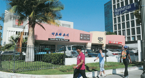 A plaza on Wilshire/Manhattan in Koreatown, Los Angeles, will say goodbye to four businesses Saturday to make way for an MTA Purple Line expansion. (Park Sang-hyuk/Korea Times)