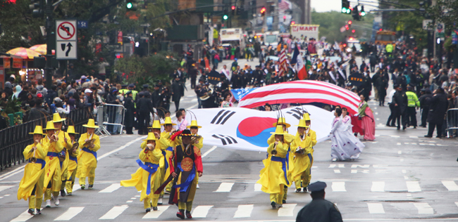 The 2015 Korean Parade marched down Avenue of the Americas in Manhattan, New York, Saturday. (Korea Times)