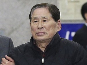 Kim Han-sik, president of Chonghaejin, is escorted by helpers to hold a press conference at Incheon Port International Passenger Terminal in Incheon, South Korea. (Photo: AP/Yonhap)