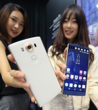Two models show off the latest smartphone V10, manufactured by LG Electronics Co., during a publicity event in Seoul on Oct. 1, 2015. The 5.7-inch LG V10 features a QHD IPS Quantum display and a small rectangular display above the larger screen. Although the display seems integrated, the two segments work independently to deliver different information. (Yonhap)
