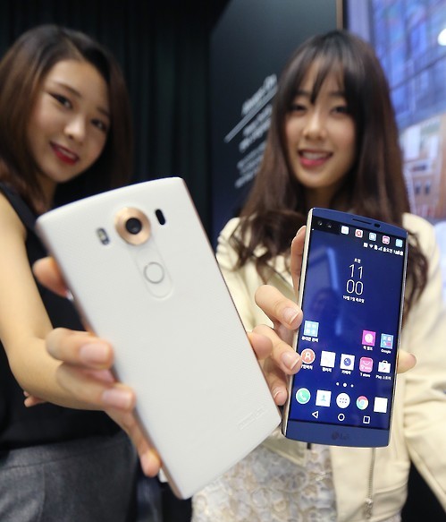 Two models show off the latest smartphone V10, manufactured by LG Electronics Co., during a publicity event in Seoul on Oct. 1, 2015. The 5.7-inch LG V10 features a QHD IPS Quantum display and a small rectangular display above the larger screen. Although the display seems integrated, the two segments work independently to deliver different information. (Yonhap) 