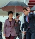 President Park Geun-hye (L) is greeted by U.S. chief of protocol Peter Selfridge after arriving at Andrews Air Base in Washington on Oct. 13, 2015, to hold summit talks with U.S. President Barack Obama. During the talks on Oct. 16, Park and Obama are expected to discuss ways on how to further boost their countries' bilateral alliance and deal with North Korea's possible provocations. (Yonhap)