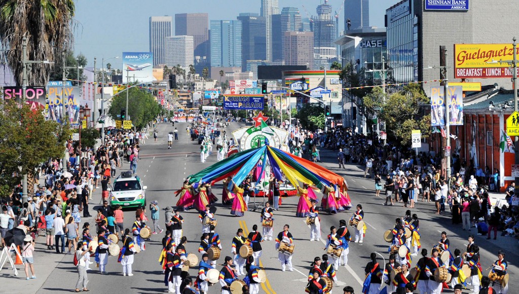 The Korean Parade makes its way down Olympic Boulevard in Koreatown Saturday during the 42nd Los Angeles Korean Festival. (Park Sang-hyuk/Korea Times)