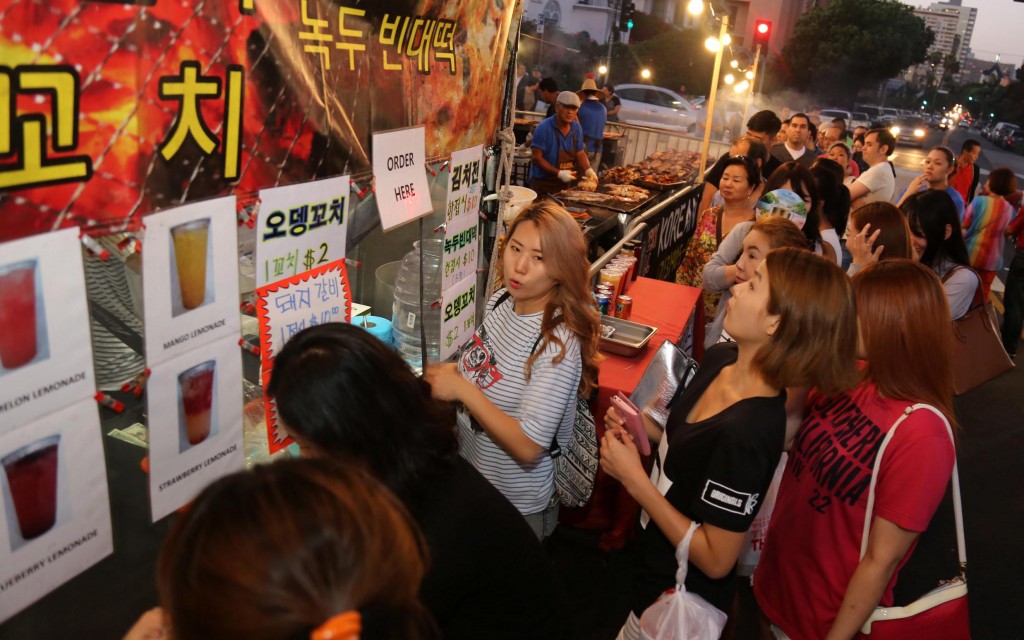 Festivalgoers order from a food vendor inside Seoul International Park during the 42nd Los Angeles Korean Festival. (Korea Times)