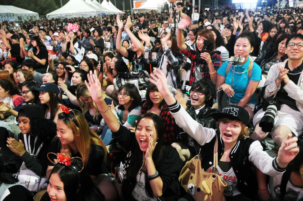 A crowd cheers during Radio Seoul's Youth Talent Show Saturday night at center stage inside Seoul International Park during the 42nd Los Angeles Korean Festival. (Korea Times)