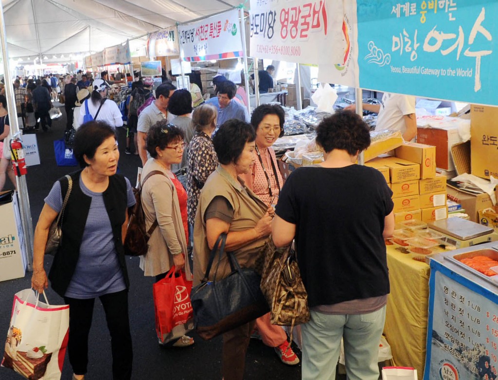 The 42nd Los Angeles Korean Festival installed 330 booths, many of them vendors offering goods from Korea. (Korea Times)