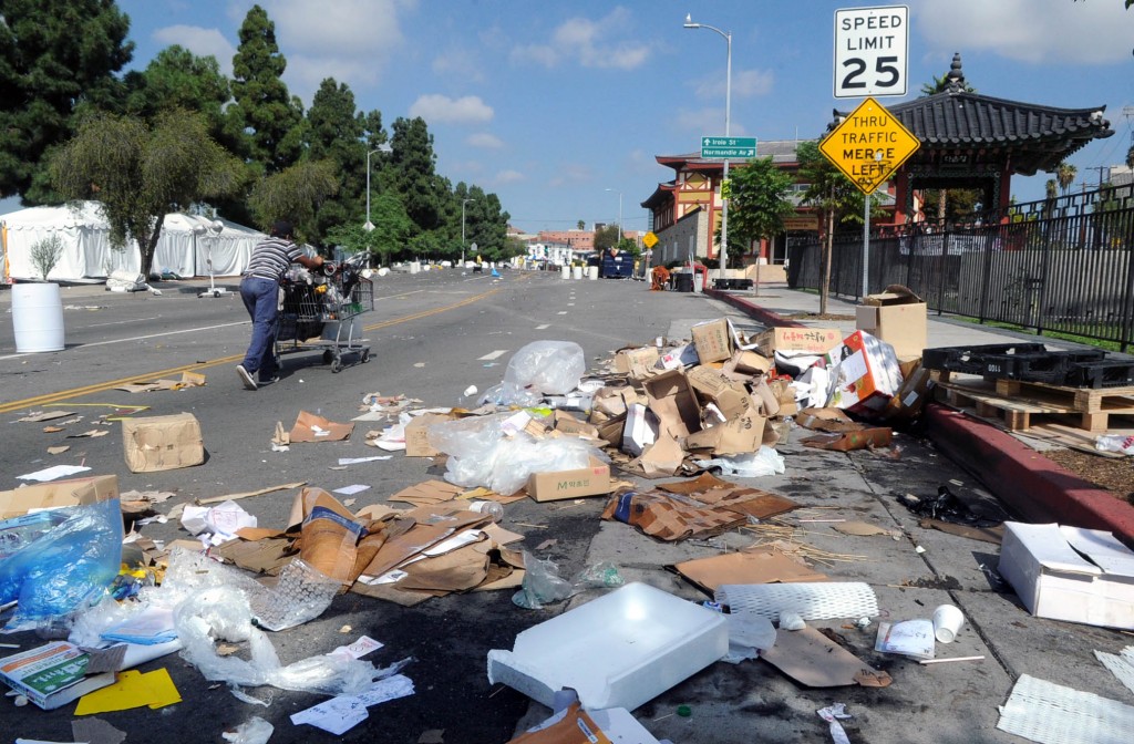 Trash litters the area near Da Wool Jung in Koreatown, Los Angeles, Tuesday morning. (Park Sang-hyuk/Korea Times)