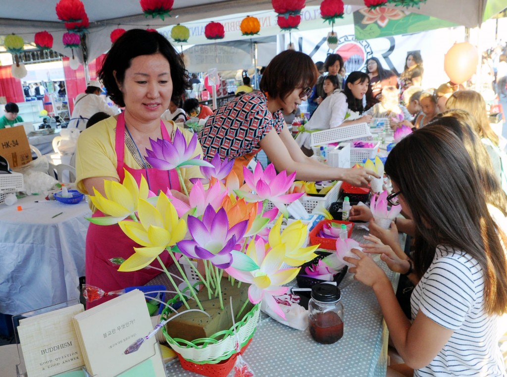 Korean traditional arts and crafts experience tables were popular among young attendees during the 42nd Los Angeles Korean Festival inside Seoul International Park this weekend. (Korea Times)