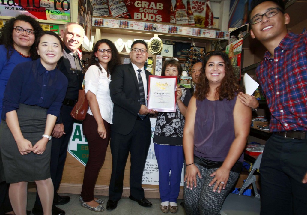 Los Angeles Police Department Captain Vito Palazzolo, third from left, State Senator Kevin de Leon staffer Ben Park, middle, deliver a commendation for outstanding public service to OK Liquor owner Lee Bong-ok Wednesday. (Park Sang-hyuk/Korea Times)