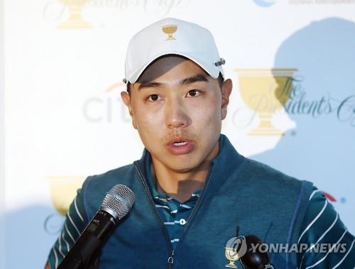 Bae Sang-moon of South Korea, a member of the International Team at the 2015 Presidents Cup, speaks to reporters at Jack Nicklaus Golf Club in Incheon on Oct. 5, 2015. (Yonhap)