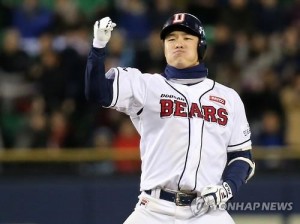 Min Byung-hun of the Doosan Bears celebrates his go-ahead double in the fifth inning of Game 4 of the Korean Series against the Samsung Lions in Seoul on Oct. 30, 2015. (Yonhap)