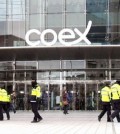 Seoul police scan the perimeter of COEX shopping mall after receiving an ISIS-related bomb threat. (Yonhap)