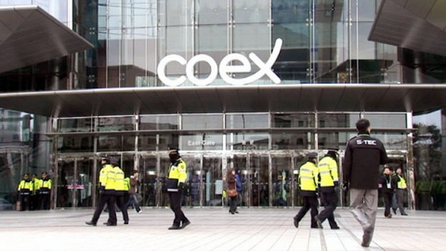 Seoul police scan the perimeter of COEX shopping mall after receiving an ISIS-related bomb threat. (Yonhap)