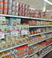A customer browses the instant ramen section inside a Los Angeles Korean supermarket. (Park Ji-hye/Korea Times)