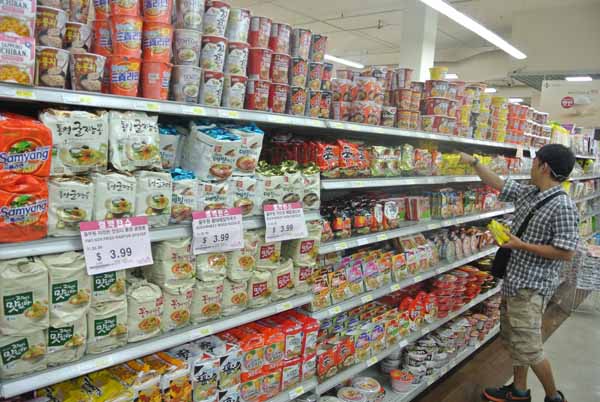 A customer browses the instant ramen section inside a Los Angeles Korean supermarket. (Park Ji-hye/Korea Times)