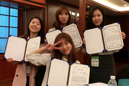 Four Duksung Women's University students pose with award certificates at the Sejong Hotel in Myeong-dong, central Seoul, Oct. 2, after being selected as an excellent team for the UNESCO Climate Change Youth Frontier Initiative. They include Hwang Nam-hee in the first row. Others are, from left in the second row, Park Si-hyun, Lee Han-nah, and Han Ji-hye. The team, named Limited Edition, launched an environmental campaign to promote using environment-friendly materials as cosmetic containers. (Courtesy of Duksung Women's University)