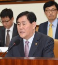 Finance Minister Choi Kyung-hwan (C) chairs the meeting of economy related ministers in Seoul on Oct. 27, 2015. (Yonhap)