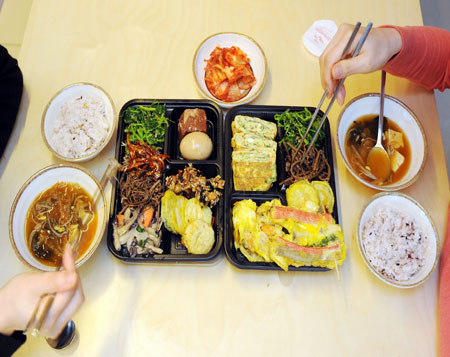 Koreans are not eating as healthy as they sued to. (Korea Times file)