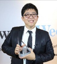Kang Ji-seok, 27, poses after receiving a plaque for being named a "Young Gun of the Year," an honor given to young lawyers who achieve great success in the first few years in their profession, at the 15th Australia Law Awards ceremony at the Westin Sydney hotel in Australia on Sept. 17. (Yonhap)
