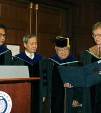 U.S. Congressman Mike Honda, second from right, receives an honorary doctorate in politics from Hankuk University of Foreign Studies (HUFS) at the Capitol in Washington, D.C., Thursday for his efforts to help victims of Japan's wartime sexual slavery. From left are former Saenuri Party lawmaker Park Jin; HUFS President Kim In-chul; Honda; and HUFS Graduate School President Kang Hyo-suk. (Yonhap)