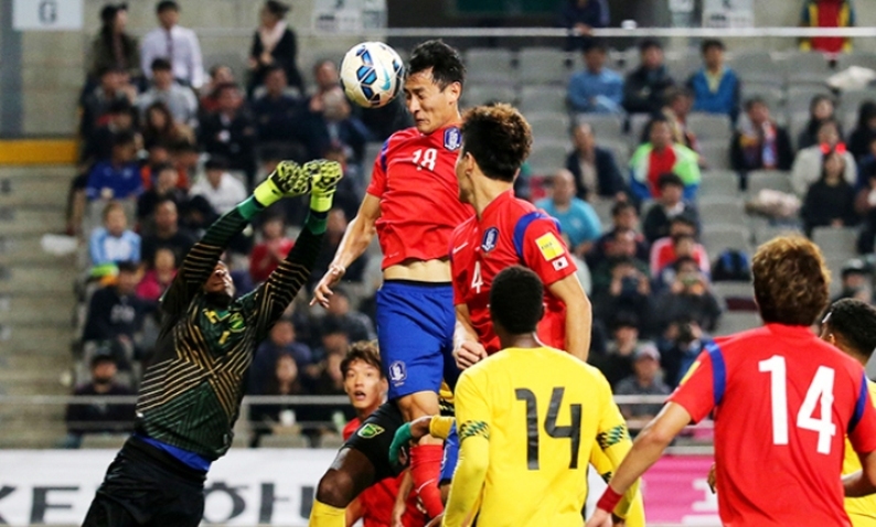 Ji Dong-won heads in the first goal in a friendly match against Jamaica at Seoul World Cup Stadium, Tuesday. (Yonhap)