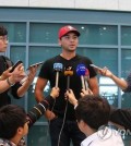 Jason Day (C), the world's No. 2-ranked golfer, speaks to reporters at Incheon International Airport on Oct. 5, 2015. (Yonhap)