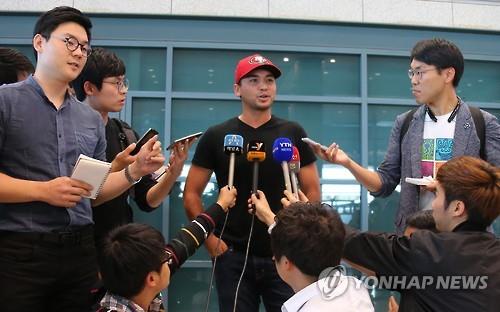 Jason Day (C), the world's No. 2-ranked golfer, speaks to reporters at Incheon International Airport on Oct. 5, 2015. (Yonhap)