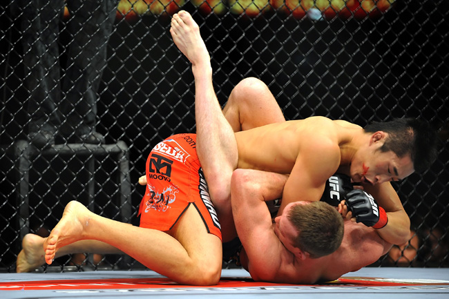 Kim Dong-hyun battles T.J. Grant during their welterweight bout during UFC 100 in Las Vegas, Nevada, on July 11, 2009. Kim defeated Grant by unanimous decision. (Yonhap)