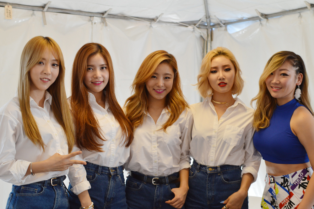 Left to right: Mamamoo members Moonbyul, Solar, Wheein, Hwasa and singer/songwriter eSNa performed at the 42nd Los Angeles Korean Festival Saturday. (Tae Hong/Korea Times)
