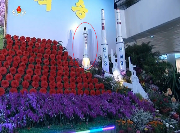 North Korea displays a model of a submarine-launched ballistic missile at a flower exhibition to mark the 70th anniversary of the founding of the ruling Workers' Party of Korea in this photo captured from footage by the state-run Korean Central Television on Oct. 13, 2015. (Yonhap)