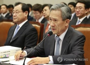 National security adviser Kim Kwan-jin speaks at a parliamentary audit session on Oct. 23, 2015. (Yonhap)