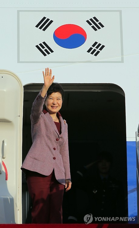 President Park Geun-hye waves as she boards her plane at the military airport in Seongnam, just south of Seoul, on Oct. 13, 2015, to depart for Washington to hold summit talks with U.S. President Barack Obama. During the talks on Oct. 16, Park and Obama are expected to discuss ways on how to further boost their countries` bilateral alliance and deal with North Korea`s possible provocations. (Yonhap)