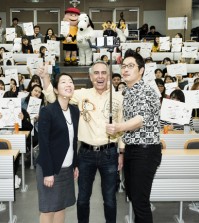 Steve Martino, center, director of "The Peanuts Movie," Sung Ji-yeon, left, lightening supervisor at Blue Sky Studios, and cartoonist Kim Poong take a selfie during a discussion about the upcoming animated feature based on Charles Schulz's comic strip "Peanuts" at Ewha Womans University in Seoul, on Oct. 15.
(Courtesy of 20th Century Fox Korea)