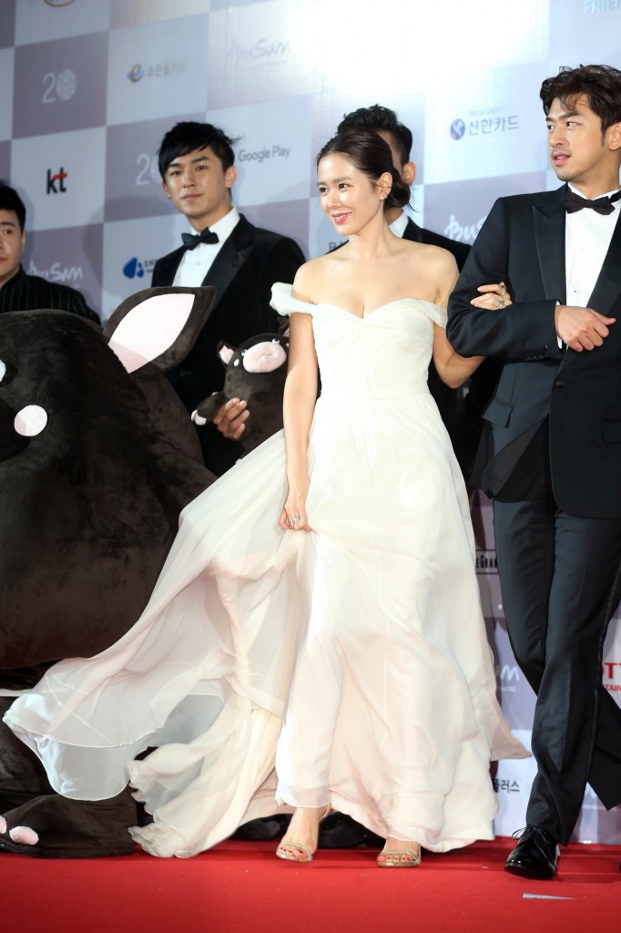 South Korean actress Son Ye-jin attends the opening red carpet of the Busan International Film Festival Thursday. (Yonhap)