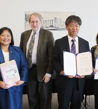 Representatives from the Korean Education Center of New York and Queens Library agreed Thursday to begin Korean language classes once a week at the library.