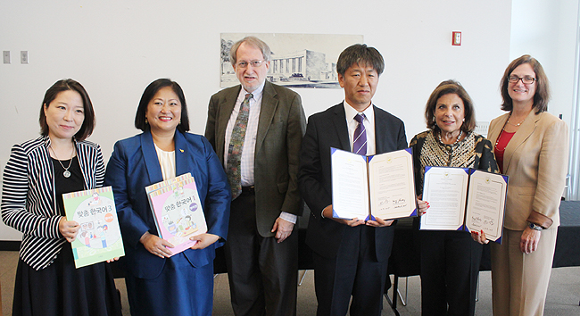Representatives from the Korean Education Center of New York and Queens Library agreed Thursday to begin Korean language classes once a week at the library. 