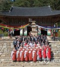 Buddhists from South and North Korea pose for a picture at Shingye Temple on Mount Kumgang along the North's east coast on Oct. 15, 2015, after a service for reconciliation and a peaceful unification of the two Koreas. (Yonhap file photo)