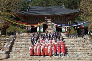 Buddhists from South and North Korea pose for a picture at Shingye Temple on Mount Kumgang along the North's east coast on Oct. 15, 2015, after a service for reconciliation and a peaceful unification of the two Koreas. (Yonhap file photo)