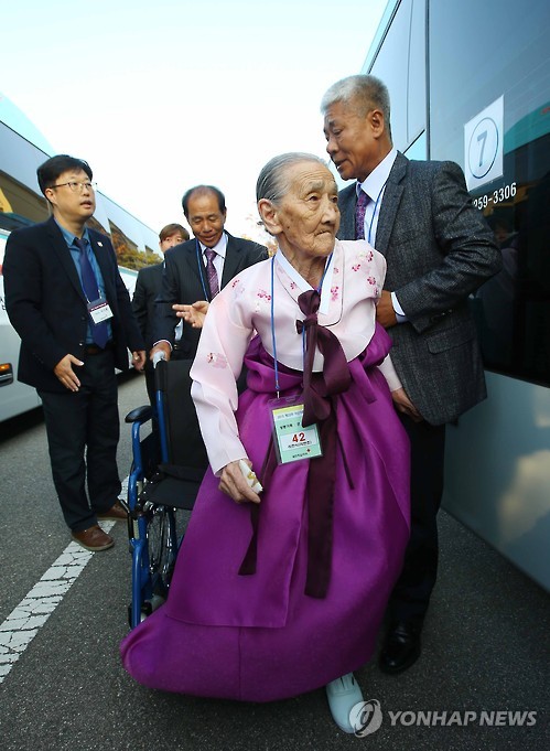 Kwon Oh-hee, a 97-year-old woman and the eldest among the first batch of South Korean families separated by the 1950-53 Korean War who are set to meet their North Korean relatives, is helped onto a bus at a resort in the city of Sokcho on South Korea`s east coast on Oct. 20, 2015. Kwon is taking part in the reunions to meet her son in North Korea at a resort on Mount Kumgang on the North`s east coast the same day. (Yonhap)
