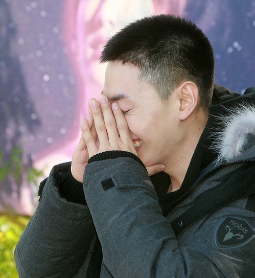 Eunhyuk, a member of the boy group Super Junior, greets his fans before entering a boot camp in Chuncheon, Gangwon Province, on Oct. 13, 2015, to begin his military service. (Yonhap file photo)