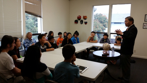 San Francisco Consul General Han Dong-man visited a Monterey Korean school as a one-day teacher Saturday.