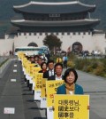 Lawmakers of South Korea's minor opposition Justice Party, including its chief, Shim Sang-jung (front), stage a demonstration in Seoul on Oct. 15, 2015, to express opposition to the government's plan to reintroduce a single state history textbook for secondary school students. The government has said the plan is to address what it calls the predominantly left-leaning contents in current books, but progressive students, scholars and the opposition bloc claim it will stamp out diverse views and distort facts. (Yonhap)