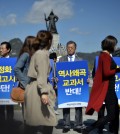 Lawmakers from the main opposition New Politics Alliance for Democracy, including Chairman Moon Jae-in, center, stage a protest against the decision at Gwanghwamun Square in central Seoul. 
(Korea Times photo by Shim Hyun-chul)