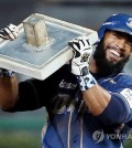 Eric Thames of the NC Dinos lifts the second base bag after stealing his 40th base of the Korea Baseball Organization season for the unprecedented 40-40 season in Incheon on Oct. 2, 2015. Thames has 47 home runs. (Yonhap)
