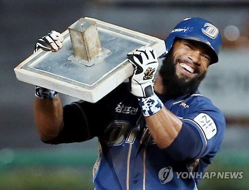 Eric Thames becomes first with 40-40 in 